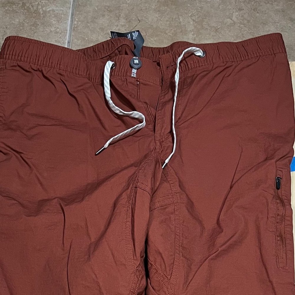 Vuori mens Ripstop Joggers, Dark Red, XL, Like New.